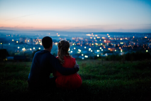 Pareja viendo anochecer