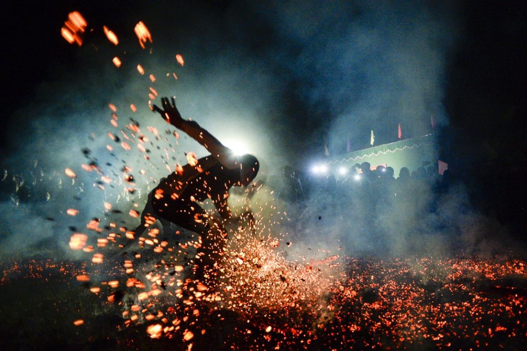 persona llevando a cabo el firewalking