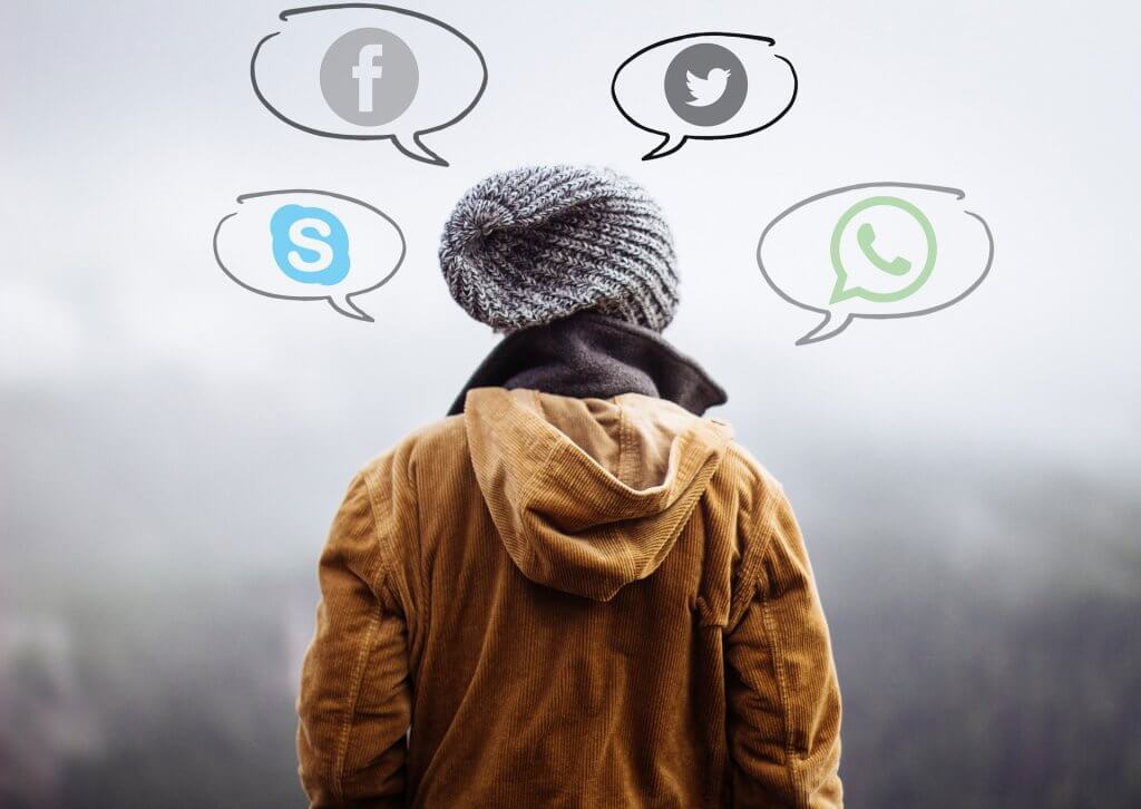Persona pensando en redes sociales y nuevas tecnologías