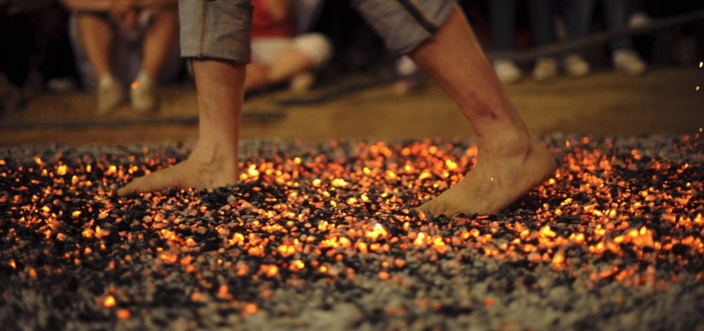 persona practicando el firewalking