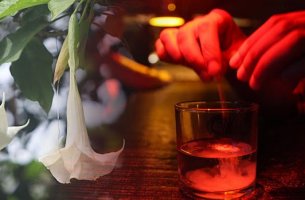 persona vertiendo burundanga en un vaso