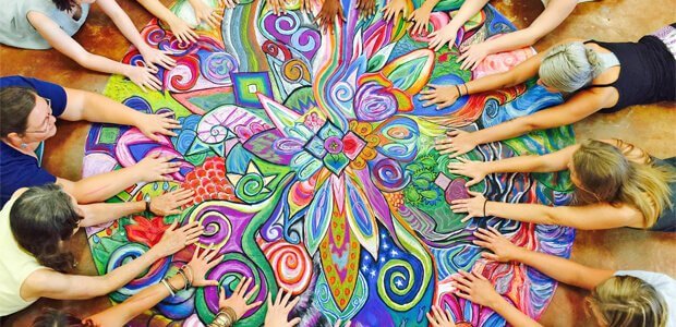 Personas en grupo practicando la arteterapia