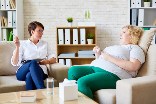 Psicóloga con paciente con obesidad