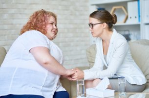Psicóloga con paciente con obesidad