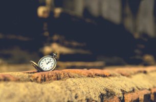 Reloj sobre piedra para representar las frases de Orhan Pamuk