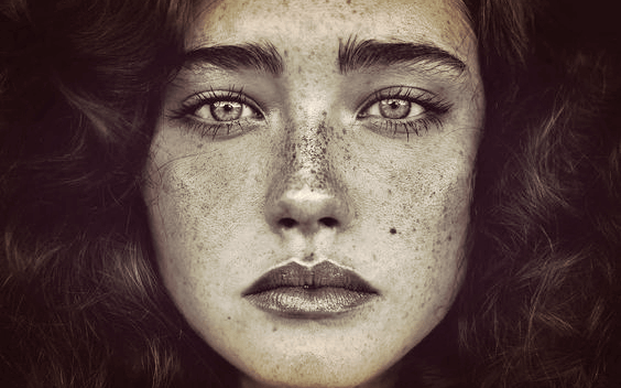 Rostro femenino representando a las personas más inteligentes