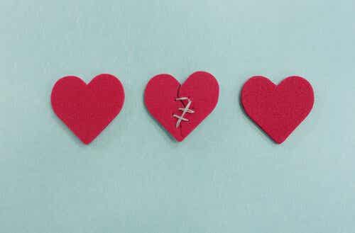 Tre hjerter som representerer utroskap
