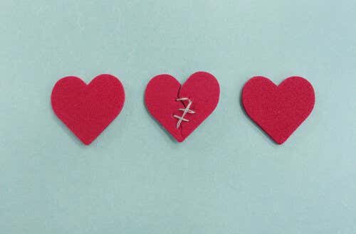 Tres corazones representando infidelidad
