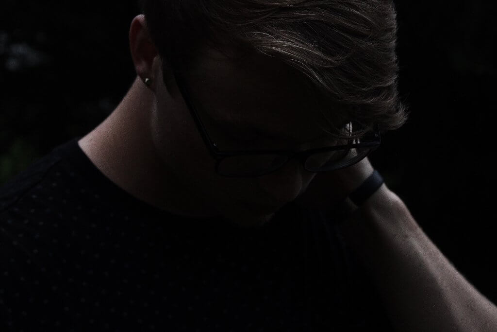 Adolescente triste por las consecuencias del maltrato en la pareja