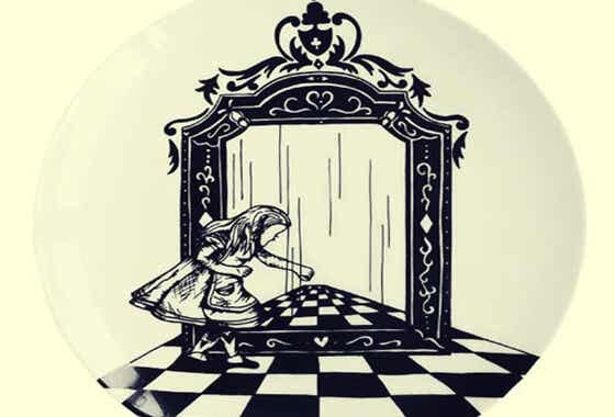 Alicia a través del espejo, de Lewis Carroll 