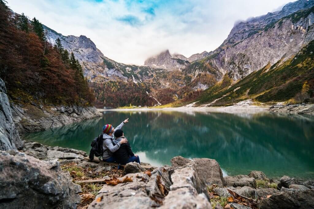 Amigos en la montaña hablando sobre los mejores métodos de motivación