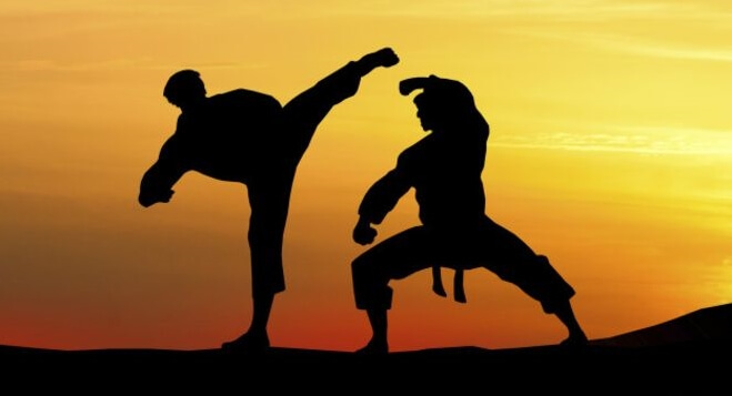 Personas practicando artes marciales