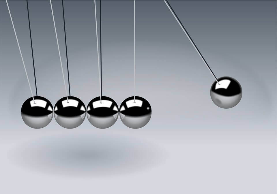 Bolas de Newton como ejemplo de la teoría de campo