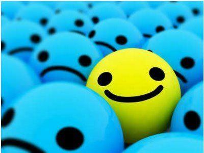 Carita sonriendo entre muchas tristes