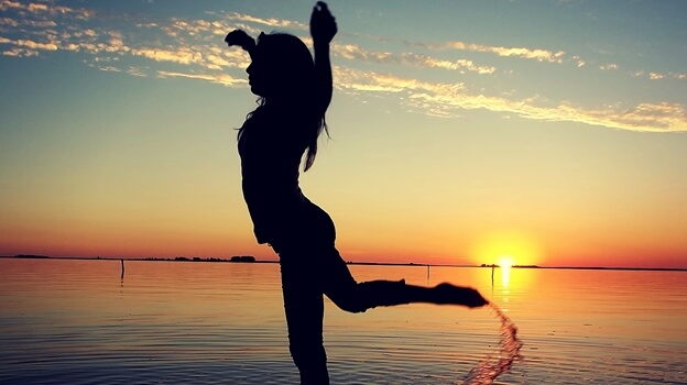 chica bailando feliz por aprender a motivarse