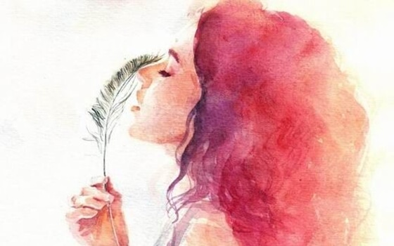 chica con una hoja pensando en las frases de Erich Fromm