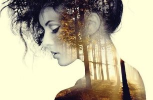 chica con imagen de bosque superpuesta que disfruta de sus instantes de soledad