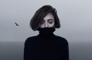 chica con jersey negro que sufre depresión mayor resistente