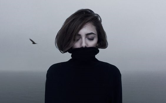 chica con jersey negro que sufre Introversión con ansiedad de alto funcionamiento