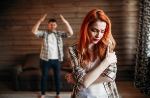 Pareja joven discutiendo para representar la violencia en las parejas jóvenes
