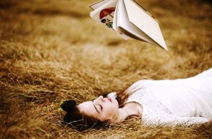 chica leyendo libro sobre personalidad introvertida