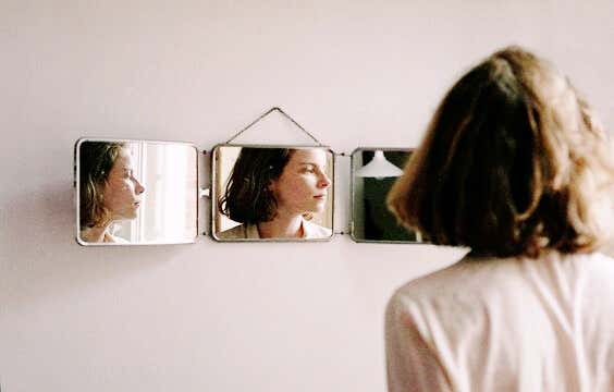 Chica mirándose al espejo