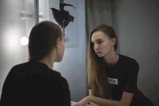 Chica mirándose al espejo