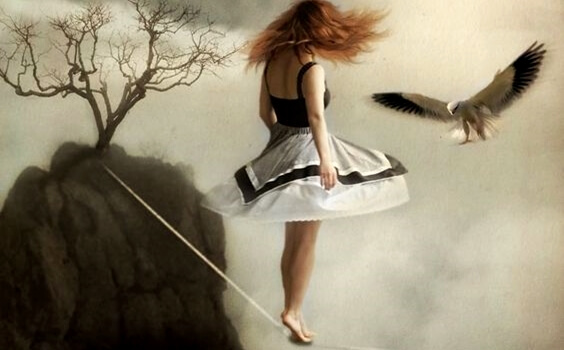 mujer en la cuerda floja trabajando el pensamiento equilibrado