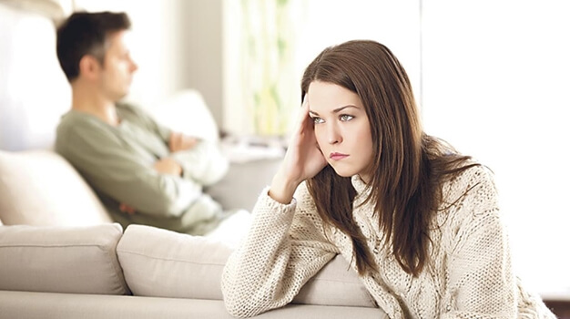 Chica preocupada pensando la ilusión de la transparencia