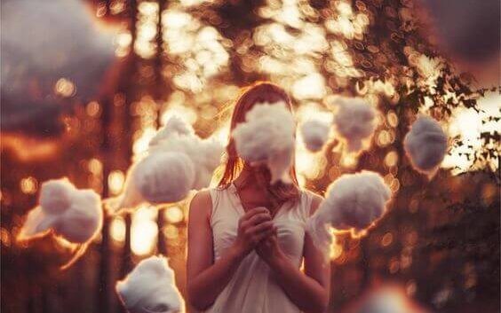 Chica rodeada de nubes representando los conceptos erróneos sobre los traumas