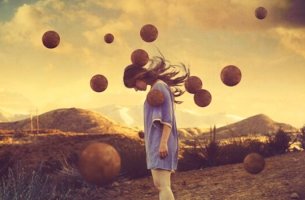 Chica rodeada de pelotas en el aire