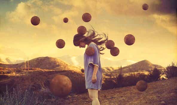 Chica rodeada de pelotas en el aire practicando la mente silenciosa