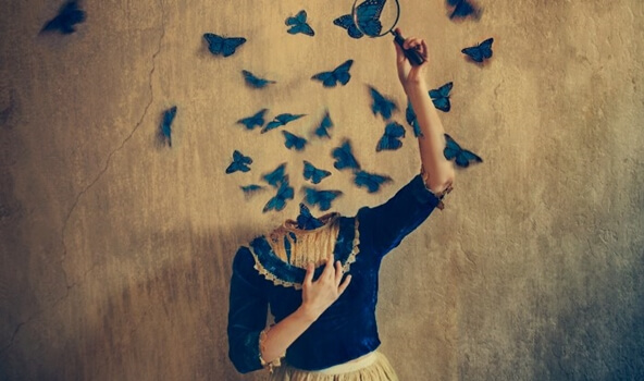 Chica sin cabeza cogiendo mariposas