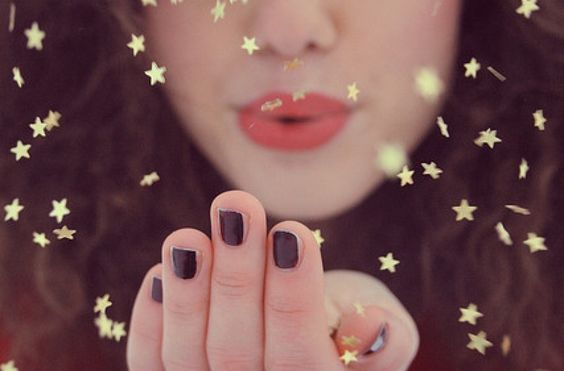 chica soplando estrellas celebrando el estar bien con uno mismo