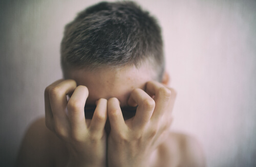 Chico adolescente con malestar