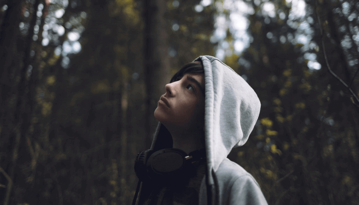 Chico adolescente en el bosque