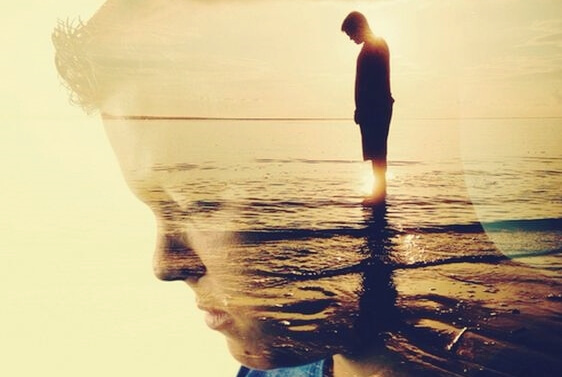 chico con niño interior sellando pactos de silencio