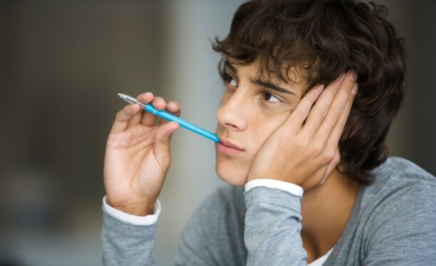 Chico soñando despierto