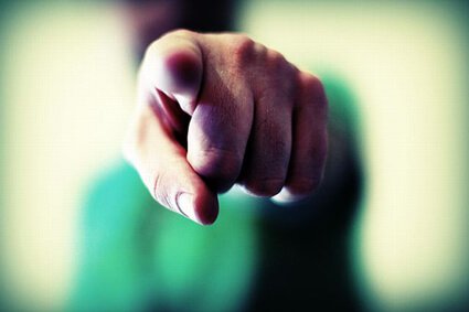 dedo representando los estereotipos y prejuicios