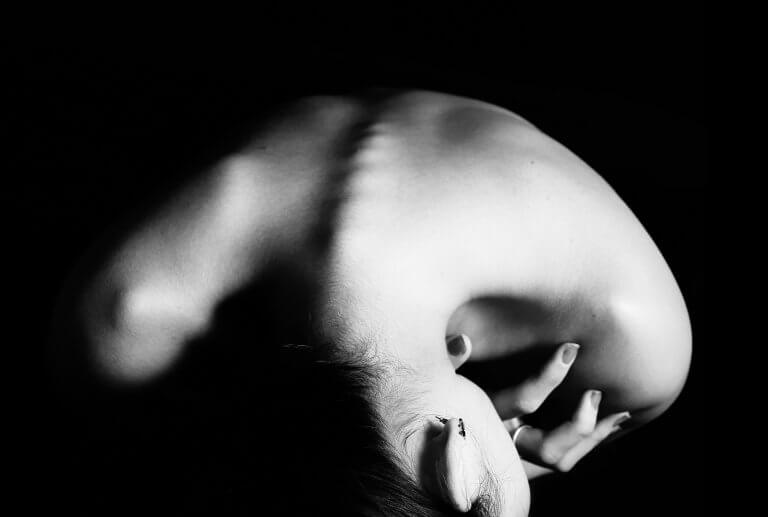 Espalda de mujer con anorexia