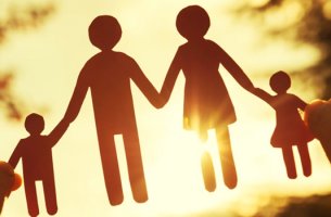 Familia de papel para representar las creencias familiares