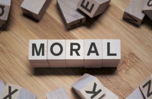 Fichas formando la palabra moral