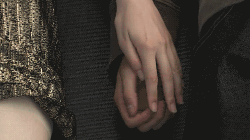 Gif manos de una pareja feliz con el compromiso