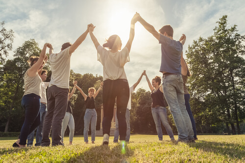 Grupo de personas formando un círculo