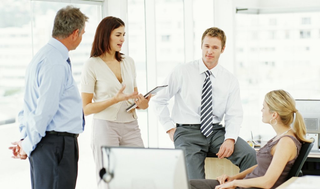 reunión de trabajo donde aprenden a cuidar el tono de voz