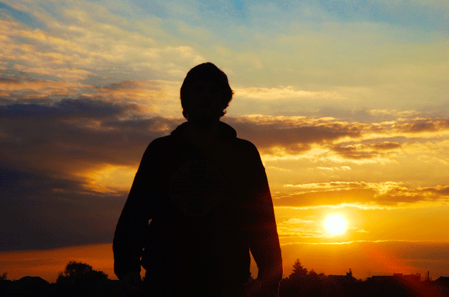 hombre al amanecer representando el fondo y trasfondo de las religiones orientales