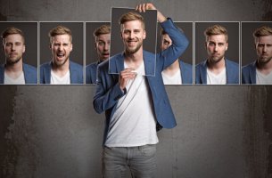 Hombre con diferentes cara para representar la personalidad