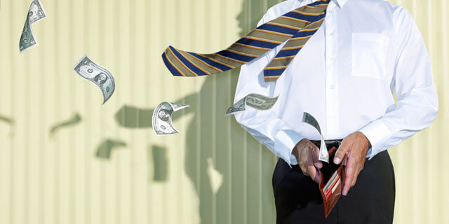 hombre con la cartera abierta representando el acto de perder dinero
