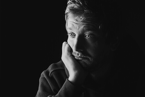 Hombre con pisantrofobia preocupado