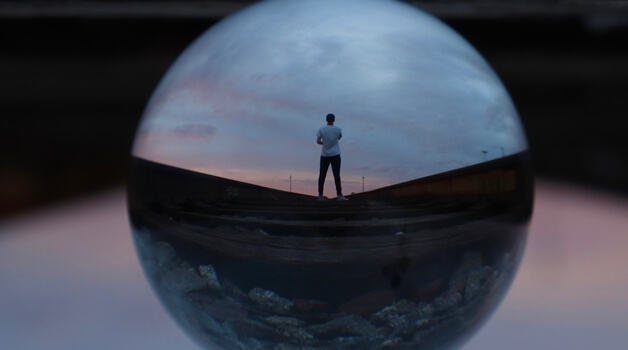 hombre con personalidad INFJ en interior de una esfera